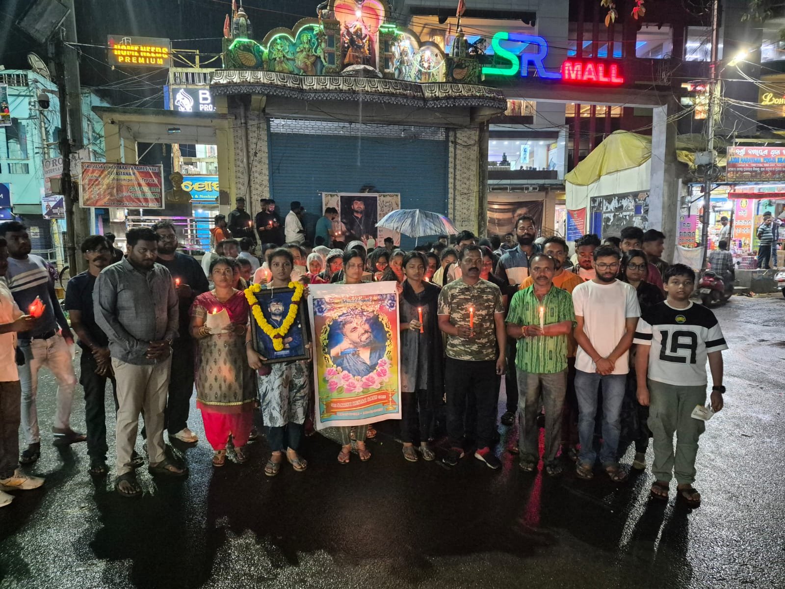 ଅଶ୍ରୁଳ ବିଦାୟ: ଦୁର୍ଘଟଣାରେ ପ୍ରାଣ ହରାଇଥିବା ଶିକ୍ଷକ ସତୀଶ ସାହୁଙ୍କ ସ୍ମୃତିରେ କ୍ୟାଣ୍ଡେଲ ଶୋଭାଯାତ୍ରା