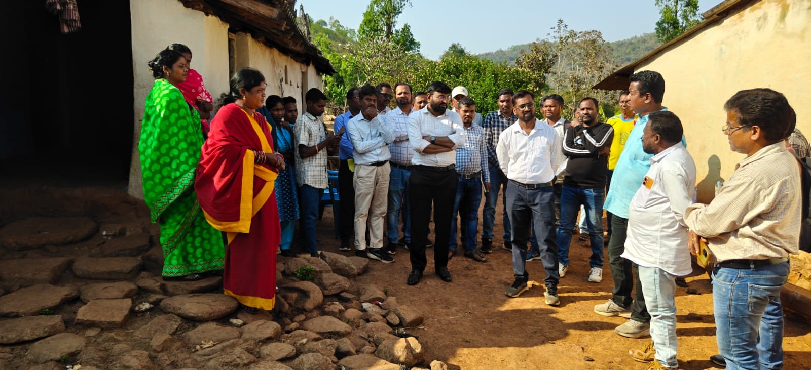 ନନ୍ଦପୁରରେ ଜିଲ୍ଲାପାଳଙ୍କ ମାରାଥନ ଗସ୍ତ: ବାସୁକି ନଦୀ ପାର ହୋଇ ପହଞ୍ଚିଲେ ଦେବଶଣ୍ଡଗୁଡା ଗ୍ରାମରେ