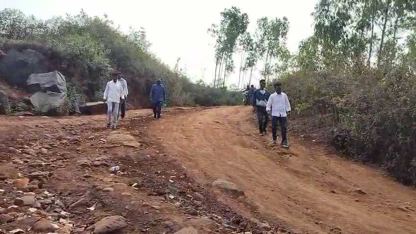 ପକ୍କା ରାସ୍ତା ପାଇଁ ୧୩ ଗ୍ରାମବାସୀଙ୍କ ଦାବି: ପ୍ରଶାସନିକ ଅବହେଳାକୁ ନେଇ ଅସନ୍ତୋଷ